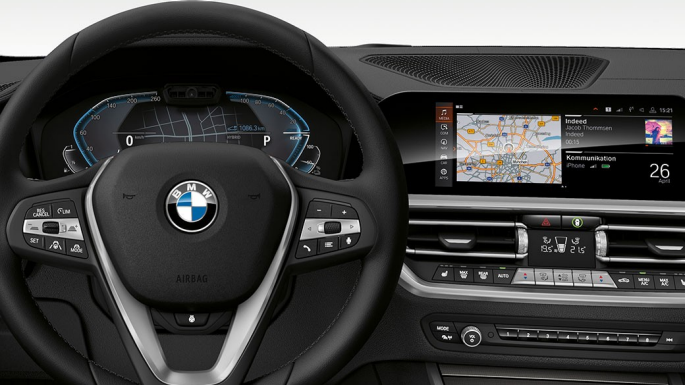 BMW 3-as Limousine, 330e Cockpit. A BMW 3-as Limousine műszerfalának részletes elölnézete i-specifikus kijelzésű műszeregységgel.