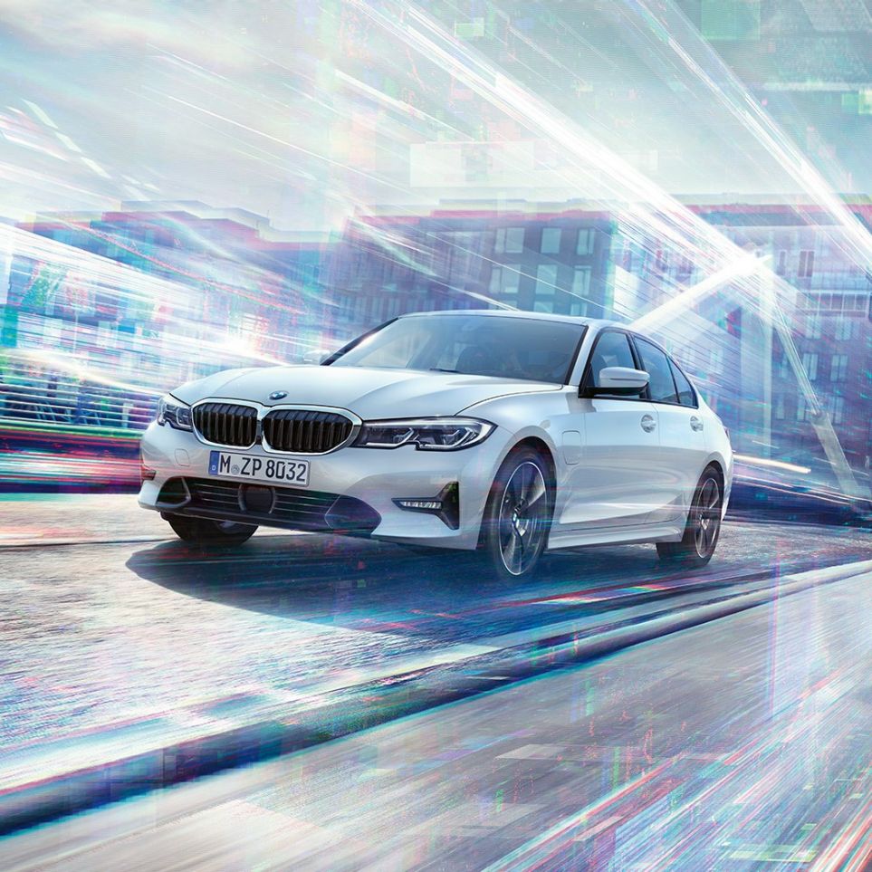 BMW 3-as Limousine, egy 330e haladás közben. Egy BMW 330e Limousine városi háttér előtt halad.