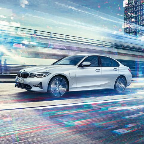 BMW 3-as Limousine, egy haladó BMW 330e Limousine oldalnézetből. Egy haladó BMW 330e Limousine oldalnézetből, városi háttér előtt.
