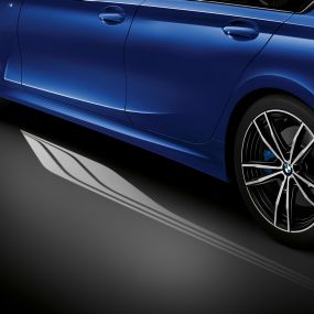 BMW 3-as Limousine, Üdvözlő fényszőnyeg. A nyitott vezetőoldali ajtó részletgazdag látványa az Üdvözlő fényszőnyeggel.