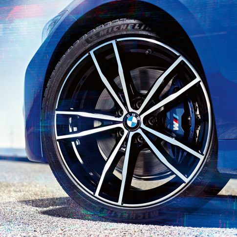 BMW 3-as Limousine, könnyűfém keréktárcsák 791 M. A BMW 3-as Limousine 19'' M könnyűfém 791 M Jet fekete keréktárcsái közelről.