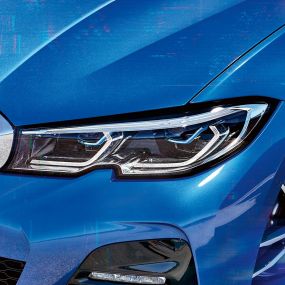 BMW 3-as Limousine, BMW Lézervilágítás. Az első fényszórók közeli oldalnézetben, BMW Lézervilágítással.