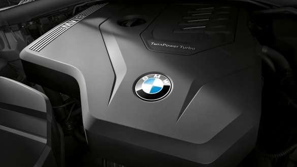 BMW 3-as Limousine, BMW TwinPower Turbo 4 hengeres benzinmotor. A BMW 3-as Limousine 4 hengeres BMW TwinPower Turbo benzinmotorja közelről.
