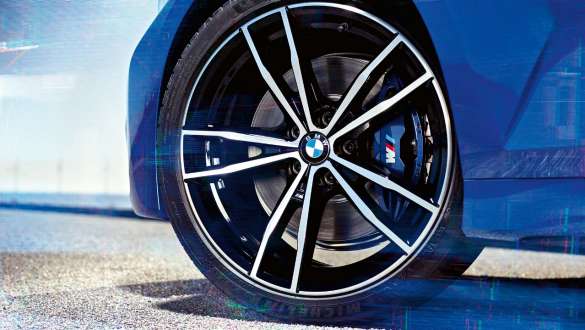 BMW 3-as Limousine, M Sport fékrendszer. Az M Sport fékrendszerrel ellátott BMW 3-as Limousine kerekének részletes képe.