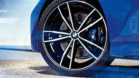 BMW 3-as Limousine, M Sport fékrendszer. Az M Sport fékrendszerrel ellátott BMW 3-as Limousine kerekének részletes képe.