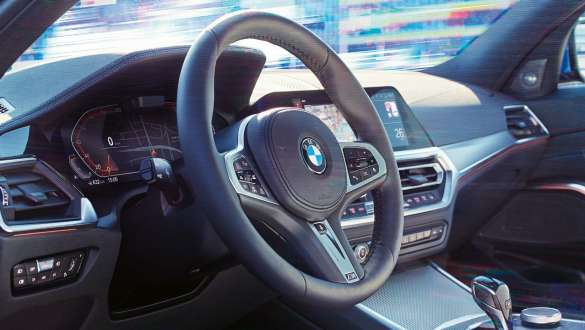 BMW 3-as Limousine, Változó áttételű sport kormánymű. A BMW 3-as Limousine műszerfalának részletes képe, fókuszban a kormánykerékkel, amelyhez a Változó áttételű sport kormánymű csatlakozik.