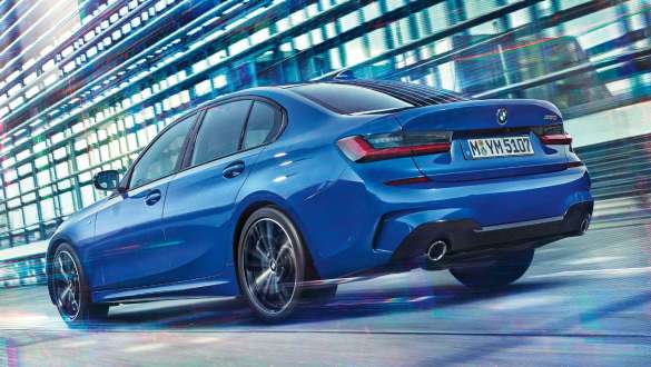 BMW 3-as Limousine, Adaptív M futómű. Egy Adaptív M futóművel ellátott BMW 3-as Limousine háromnegyedes hátulnézete.