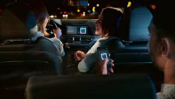 BMW 3 Limousine, Connected Command. A BMW 3 Limousine műszerfali kijelzője közeli elölnézetből a Connected Command felületével.