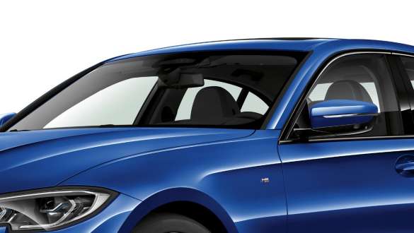BMW 3-as Limousine, BMW akusztikus üvegezés. A BMW 3-as Limousine háromnegyedes elölnézetből, fókuszban a vezető- és az első utasoldali akusztikus üvegezésű szélvédővel.