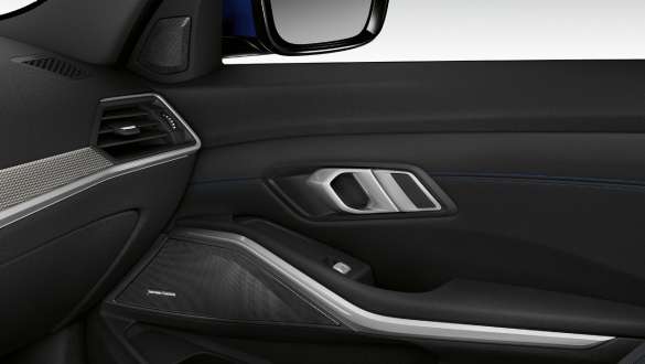 BMW 3-as Limousine, Harman Kardon surround hangsugárzórendszer. Az utasoldali ajtó belülről, a beépített Harman Kardon surround hangsugárzórendszer megvilágított hangszórójával.
