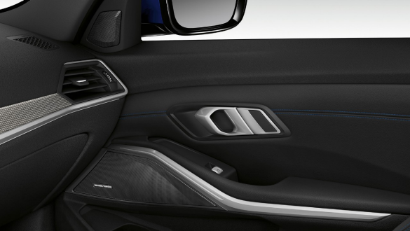 BMW 3-as Limousine, Harman Kardon surround hangsugárzórendszer. Az utasoldali ajtó belülről, a beépített Harman Kardon surround hangsugárzórendszer megvilágított hangszórójával.