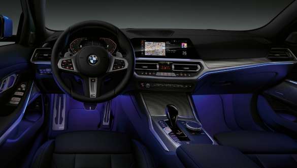 BMW 3-as Limousine, Hangulatvilágítás. A BMW 3-as Limousine műszerfala szemből, kék színű Hangulatvilágítással megvilágított lábtérrel.
