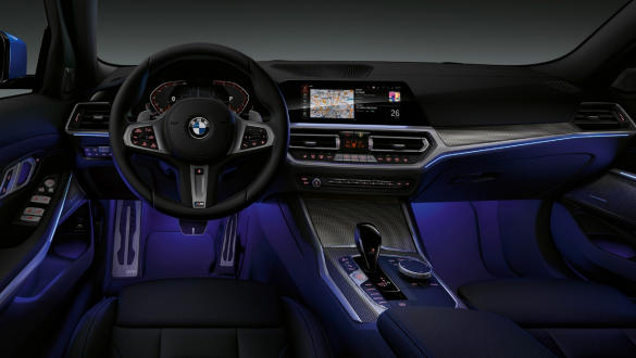 BMW 3-as Limousine, Hangulatvilágítás. A BMW 3-as Limousine műszerfala szemből, kék színű Hangulatvilágítással megvilágított lábtérrel.