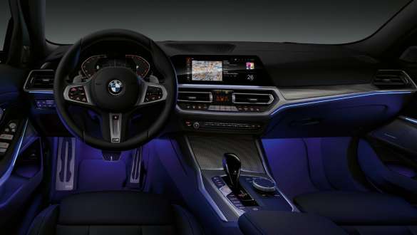 BMW 3 Limousine (G20), Hangulatvilágítás. A BMW 3 Limousine (G20) vezetőhelye elölnézetből, kék színű hangulatvilágítással megvilágított lábtérrel.