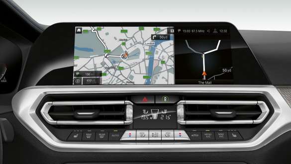 BMW 3 Limousine (G20), BMW Live Cockpit Professional. Egy BMW Live Cockpit Professional felszereltséggel ellátott BMW 3 Limousine (G20) műszerfali kijelzője szemből, közelről.