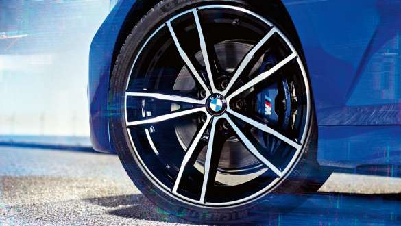 BMW 3 Limousine (G20), M Sport fék. A BMW 3 Limousine (G20) kereke közelről, az M Sport fékkel.