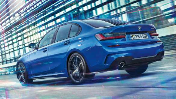 BMW 3 Limousine (G20), Adaptív M futómű. Egy Adaptív M futóművel ellátott, mozgó BMW 3 Limousine (G20) rézsútos hátulnézetből.