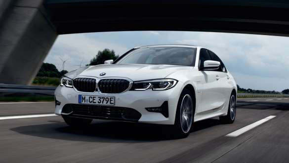 Plug-in hibrid, BMW 3 Limousine, 2021, G20, egy mozgó autó rézsútos elölnézetből Plug-in hibrid, BMW 3 Limousine, 2021, G20, egy utcán haladó autó rézsútos elölnézetből