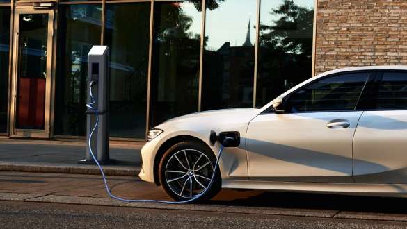 Plug-in hibrid, BMW 3 Limousine, 2021, G20, oldalnézet Plug-in hibrid, BMW 3 Limousine, 2021, G20, egy töltőállomáson tartózkodó autó oldalnézetből
