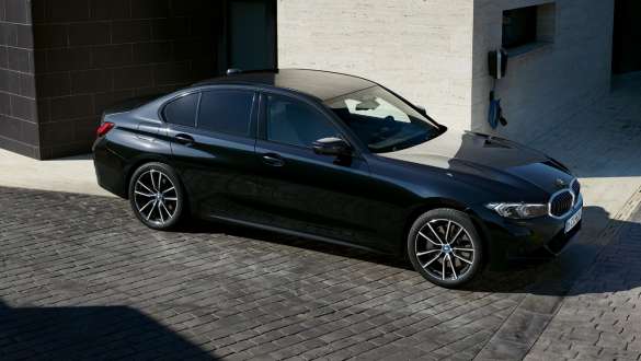 BMW 3 Limousine plug-in hibrid, G20, rézsútos oldalnézet BMW 3 Limousine plug-in hibrid, G20, egy álló autó rézsútos oldalnézetből