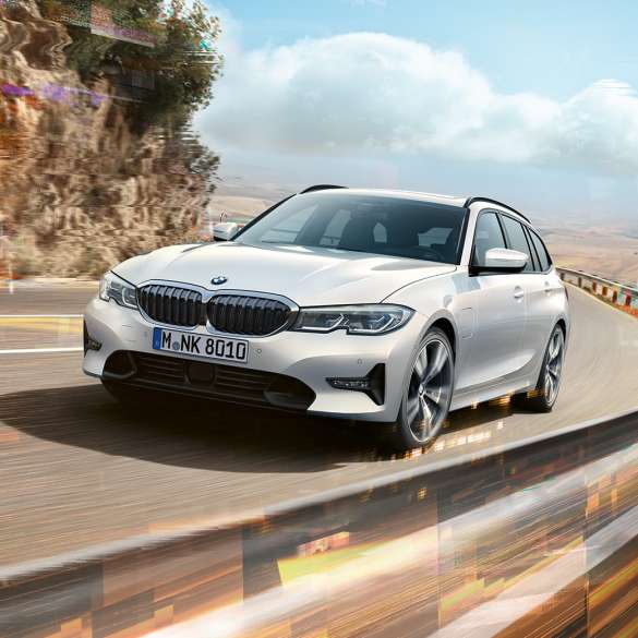 BMW 3-as Touring, BMW 330e plug-in hibrid BMW 3-as Touring, a BMW 330e plug-in hibrid egy hídon