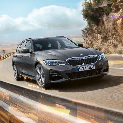 BMW 3-as Touring, háromnegyedes elölnézet, dizájn Egy hídon áthaladó BMW 3-as Touring háromnegyedes oldalnézetből, vidéki tájjal a háttérben.
