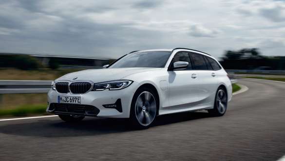 Plug-in hibrid, BMW 3 Touring, 2021, G21, egy mozgó autó rézsútos elölnézetből Plug-in hibrid, BMW 3 Touring, 2021, G21, egy utcán haladó autó rézsútos elölnézetből