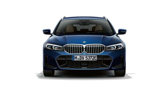 BMW 3 Touring LCI, G21, egy álló autó elölnézetből BMW 3 Touring LCI, G21, egy álló, Tanzanit kék II fényezésű autó elölnézetből