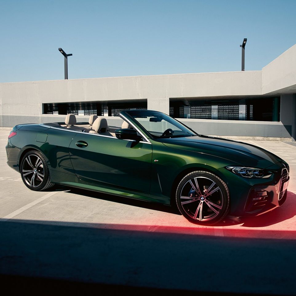 Rézsútos oldalnézet, BMW 4 Cabrio, G23, 2020, egy parkoló autó BMW 4 Cabrio, G23, Sanremo zöld metál, 2020, egy parkolóházban áló autó rézsútos oldalnézetből