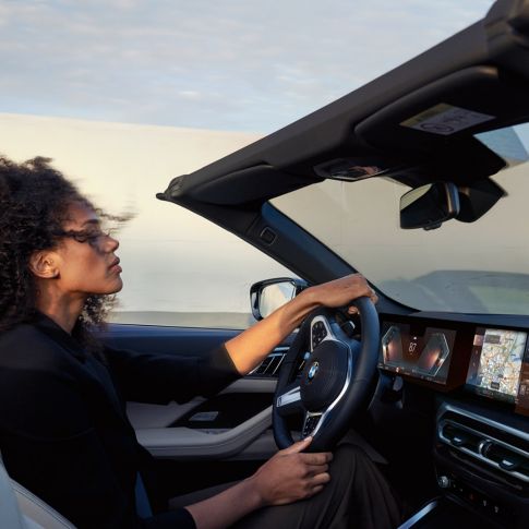 Műszerfal, BMW 4 Cabrio, G23 BMW 4 Cabrio, G23, 2020, Sanremo zöld metál, a belső tér a kormánnyal, műszeregység és központi kijelző