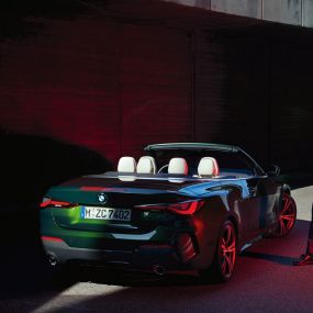 Rézsútos hátulnézet a hátsó lámpákkal, BMW 4 Cabrio, G23, 2020 BMW 4 Cabrio, G23, 2020, Sanremo zöld metál, rézsútos hátulnézet a hátsó lámpákkal