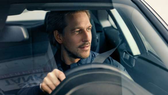 BMW Service Inclusive BMW Service Inclusive, egy férfi egy BMW-t vezet