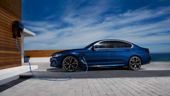 BMW 5 Limousine plug-in hibrid, 2021, G30, oldalnézet BMW 5 Limousine plug-in hibrid, 2021, G30, egy Wallboxról töltődő autó oldalnézetből