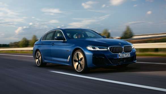 BMW 5 Limousine plug-in hibrid, 2021, G30, egy mozgó autó rézsútos elölnézetből BMW 5 Limousine plug-in hibrid, 2021, G30, egy utcán haladó autó rézsútos elölnézetből