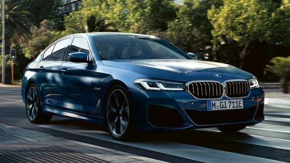BMW 5 Limousine, G30, rézsútos elölnézet BMW 5 Limousine, G30, Facelift 2020, Phytonic kék metál, egy utcán haladó autó rézsútos elölnézetből