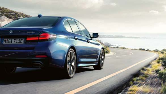 Integrált aktív kormányzás, BMW 5 Limousine, G30 Integrált aktív kormányzás, BMW 5 Limousine, G30, Facelift 2020, egy mozgó autó rézsútos hátulnézetből