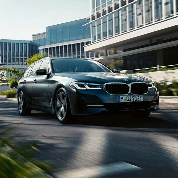BMW 5 Touring, G31, külső BMW 5 Touring, G31, Facelift 2020, Sophisto szürke, egy városban haladó autó rézsútos elölnézetből