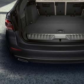 Csomagtér, BMW 5 Touring, G31 Csomagtér, BMW 5 Touring, G31, Facelift 2020, Sophisto szürke, közelről