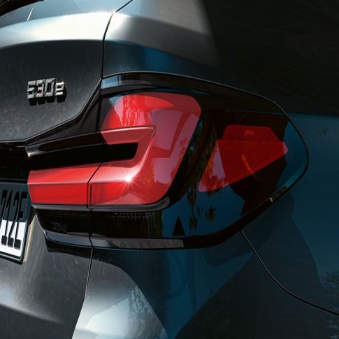 3D kialakítású hátsó lámpák, BMW 5 Touring, G31 3D kialakítású hátsó lámpák, BMW 5 Touring, G31, Facelift 2020, egy Sophisto szürke autó közeli hátulnézetből