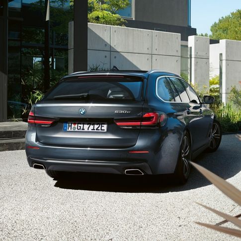 Hátsó lökhárító és trapéz alakú kipufogóborítások, BMW 5 Touring, G31 Hátsó lökhárító és trapéz alakú kipufogóborítások, BMW 5 Touring, G31, Facelift 2020, Sophisto szürke, a far közelről