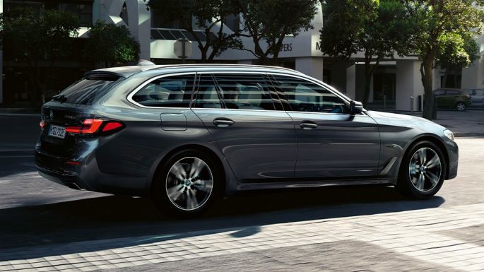 BMW 5 Touring, G31, oldalnézet BMW 5 Touring, G31, Facelift 2020, Sophisto szürke, oldalnézet