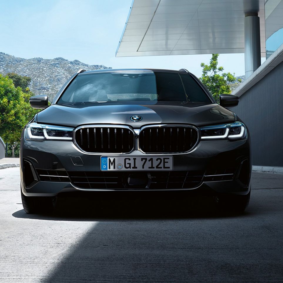 BMW vesék és első kötény, BMW 5 Touring, G31 BMW vesék és első kötény, BMW 5 Touring, G31, Facelift 2020, Sophisto szürke, az orr közelről