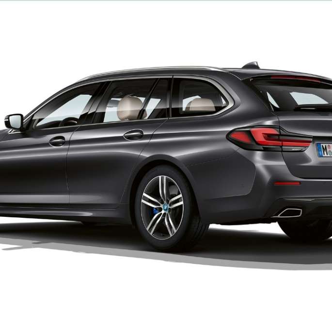 BMW 5 Touring, G31, egy alapfelszereltségű modell hátulnézetből BMW 5 Touring, 530i, G31, 2020, egy alapfelszereltségű, Sophisto szürke fényezésű autó rézsútos hátulnézetből