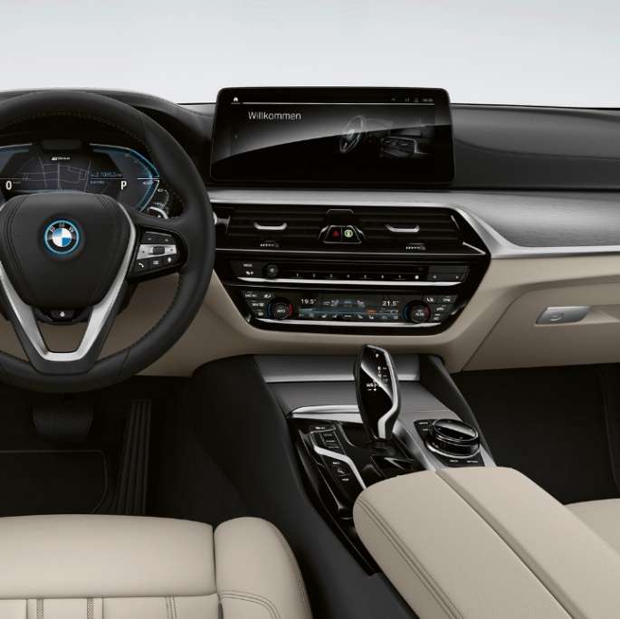 Műszerfal, BMW 5 Touring, G31, alapfelszereltségű modell Műszerfal, BMW 5 Touring, 530i, G31, 2020, alapfelszereltségű modell, Elefántcsont Dakota bőrkárpit exkluzív varrással és kontrasztszegéllyel, belső tér