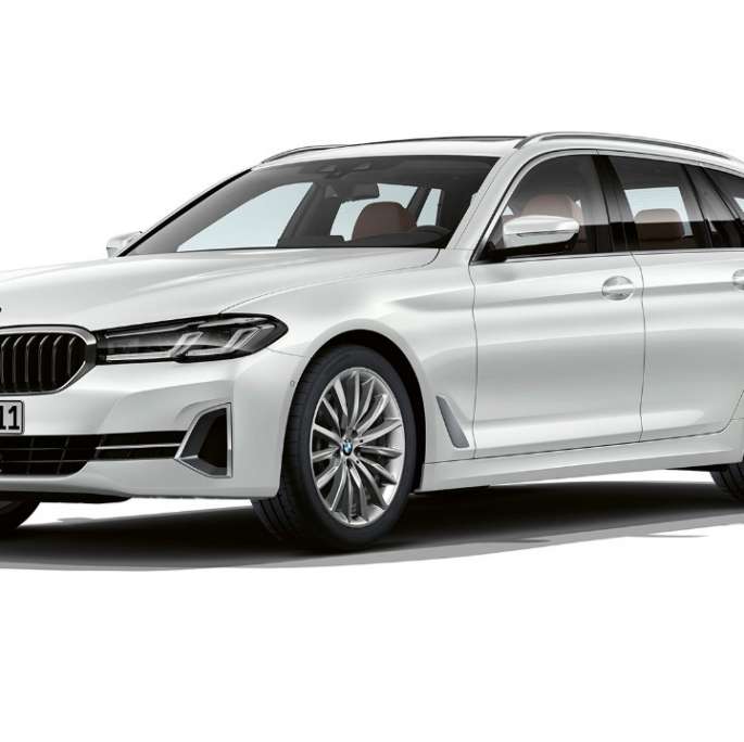 BMW 5 Touring, G31, Luxury Line, elölnézet BMW 5 Touring, 530i, G31, 2020, egy Kristály fehér fényezésű Luxury Line modell rézsútos elölnézet