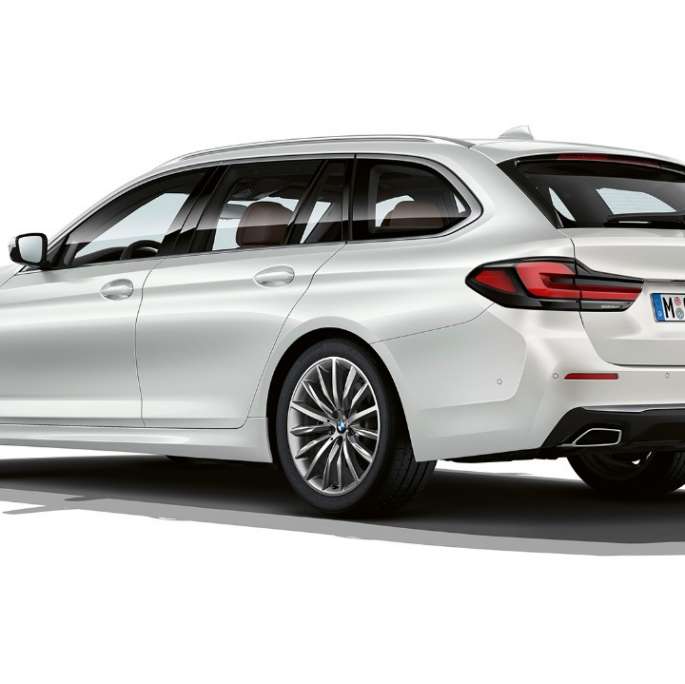BMW 5 Touring, G31, Luxury Line, hátulnézet BMW 5 Touring, 530i, G31, 2020, egy Kristály fehér fényezésű Luxury Line modell rézsútos hátulnézetből