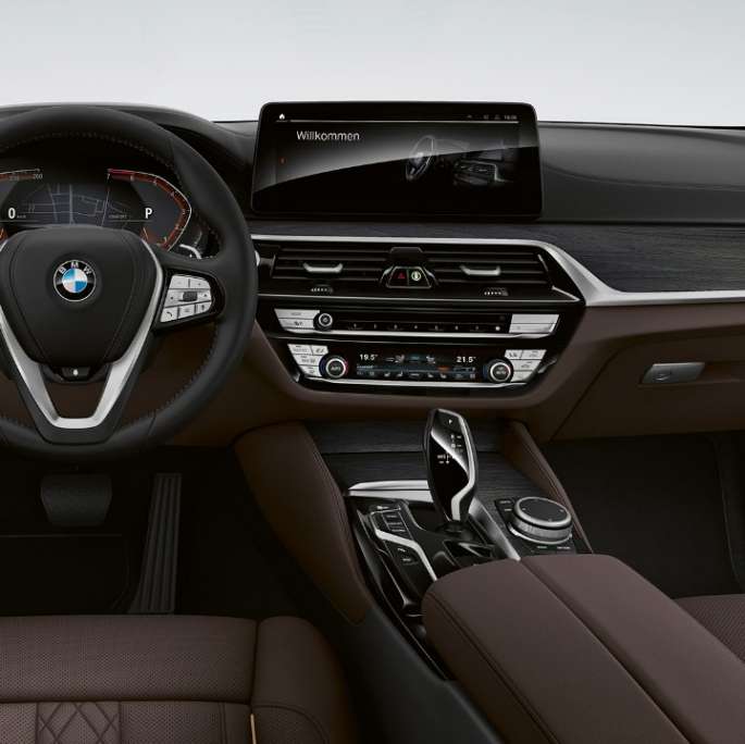 Műszerfal, BMW Touring, G31, Luxury Line Műszerfal, BMW 5 Touring, 530i, G31, 2020, Luxury Line, exkluzív, Mokka színű Nappa bőrkárpit exkluzív varrással és kontrasztszegéllyel, belső tér