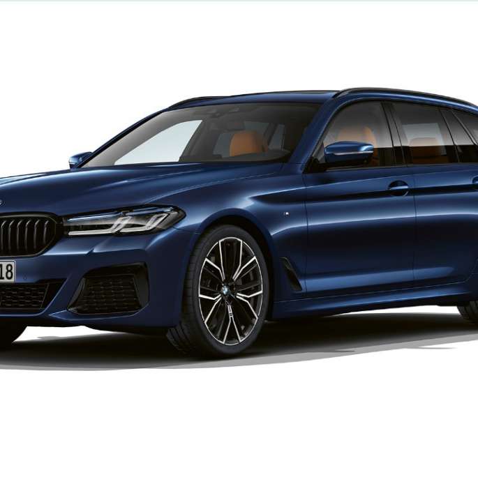BMW 5 Touring, G31, egy M Sport csomaggal ellátott autó elölnézetből BMW 5 Touring, 530e, G31, 2020, egy M Sport csomaggal ellátott, Tanzanite kék II metálfényezésű autó rézsútos elölnézetből