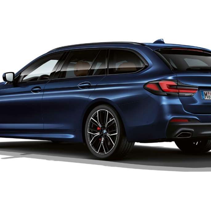 BMW 5 Touring, G31, egy M Sport csomaggal ellátott autó hátulnézetből BMW 5 Touring, 530e, G31, 2020, egy M Sport csomaggal ellátott, Tanzanite kék II metálfényezésű autó rézsútos hátulnézetből