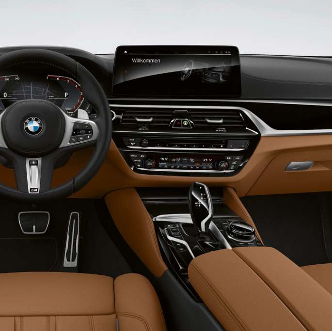 Műszerfal, BMW 5 Touring, G31, M Sport csomag Műszerfal, BMW 5 Touring, 530e, G31, 2020, M Sport csomag, Konyak színű Dakota bőrkárpit exkluzív varrással és kontrasztszegéllyel, belső tér